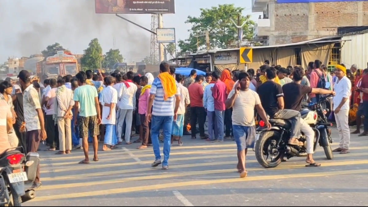 तीन बच्चों की मां को भगा ले जाने से आक्रोशित परिजनों ने हाईवे किया जाम, टायर जलाकर काटा बवाल