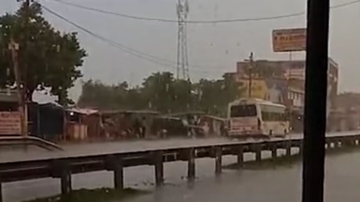 Weather news: 18 जिलों में भारी बारिश और वज्रपात का ऑरेंज अलर्ट, ठनका गिरने से 12 की मौत