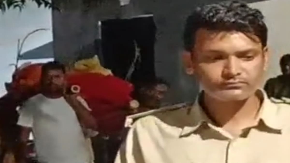 विवाहिता की संदिग्ध मौत, श्मशान घाट से शव बरामद, दहेज के लिए हत्या का आरोप, ससुर गिरफ्तार