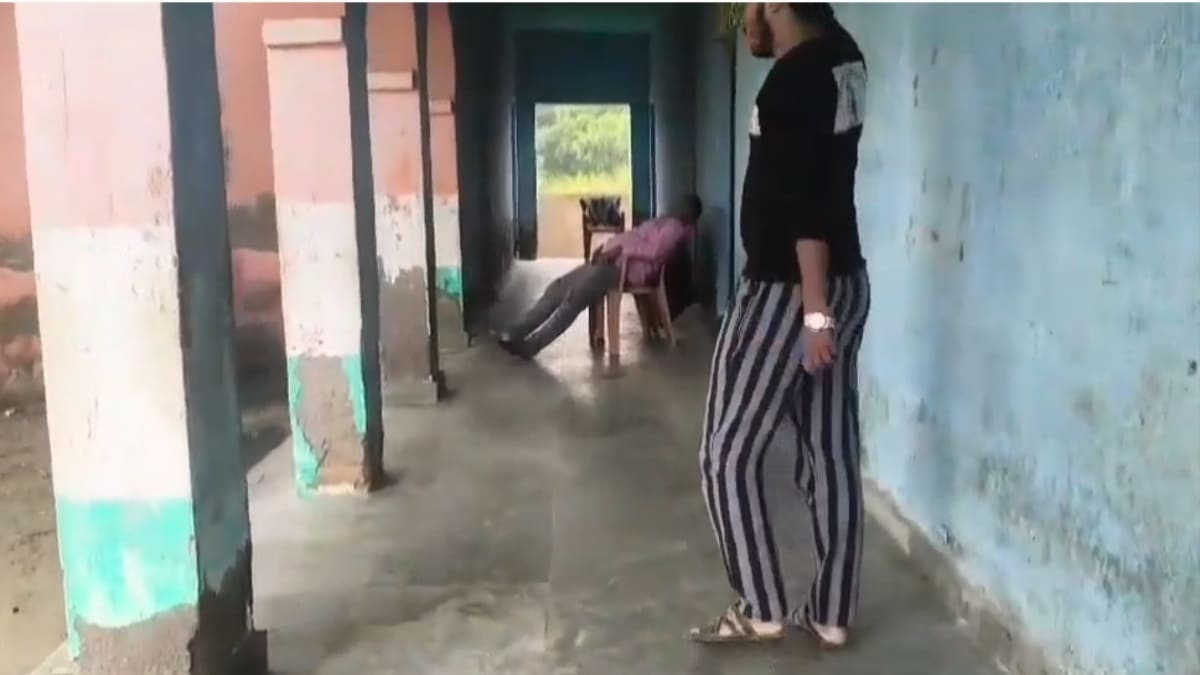 स्कूल समय पर कुर्सी पर सोकर खर्राटे भरते दिखे गुरुजी, वायरल वीडियो ने उड़ाई विभाग की नींद