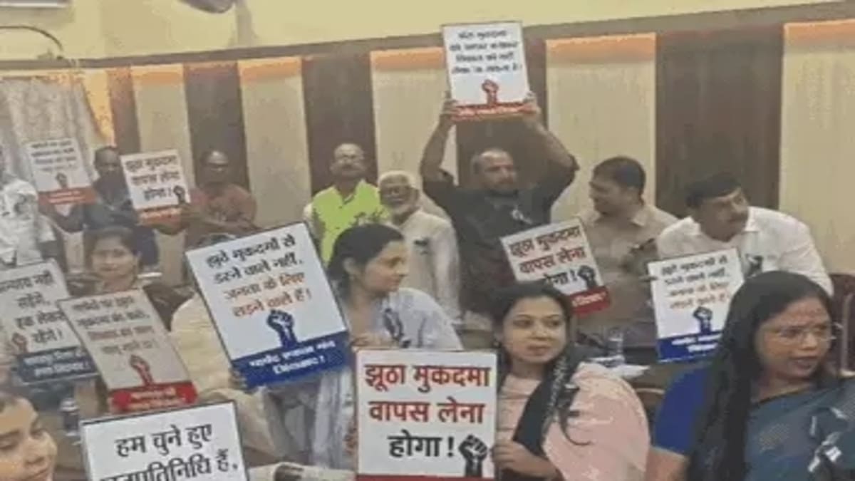 भागलपुर नगर निगम, पार्षद पर दर्ज मुकदमा वापस लेने की मांग, पार्षदों ने काला बिल्ला लगाकर जताया विरोध