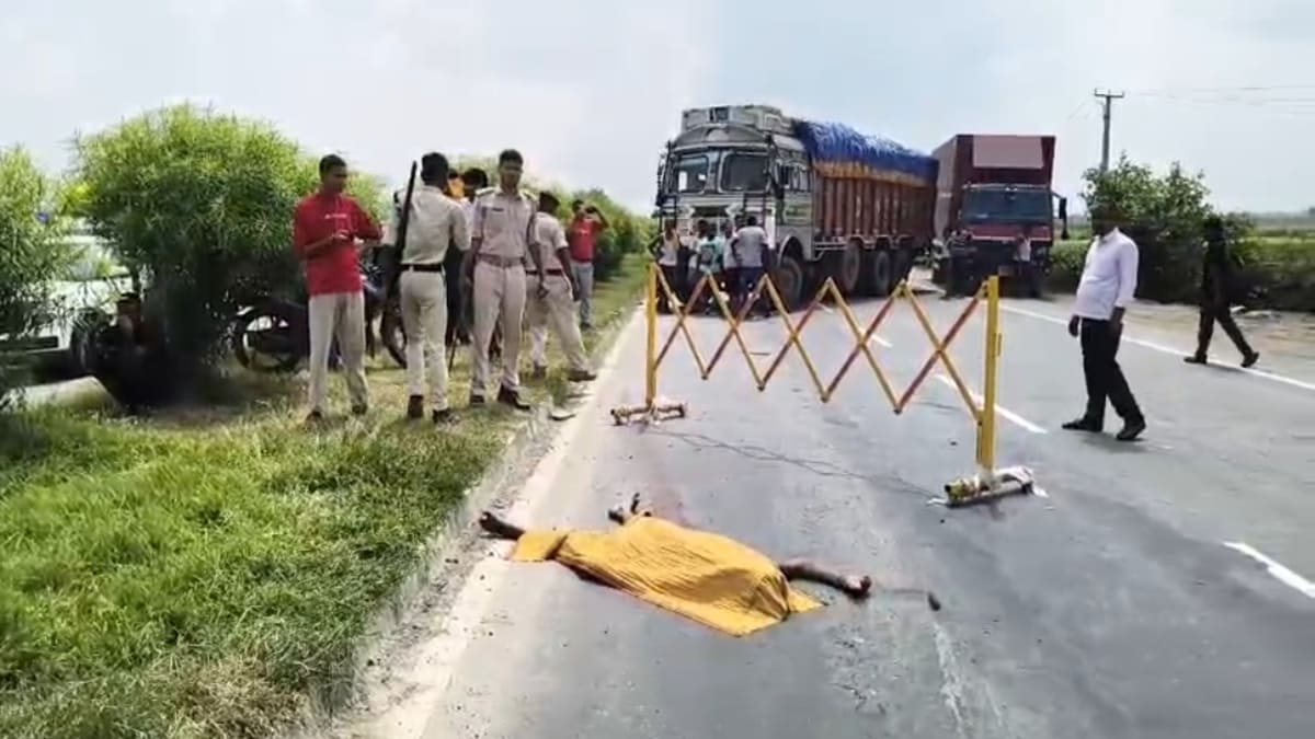 बाबा धाम से लौट रहे कांवड़ियों की बस क्रेन से टकराई, एक की मौत और दूसरा गंभीर रूप से घायल