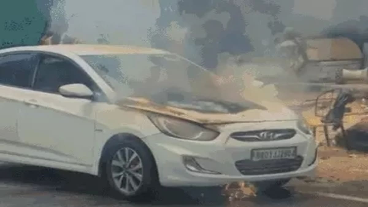 चलती होंडा कार में लगी भीषण आग, बोनट से उठी लपटें, बच्चे समेत तीन लोग थे सवार