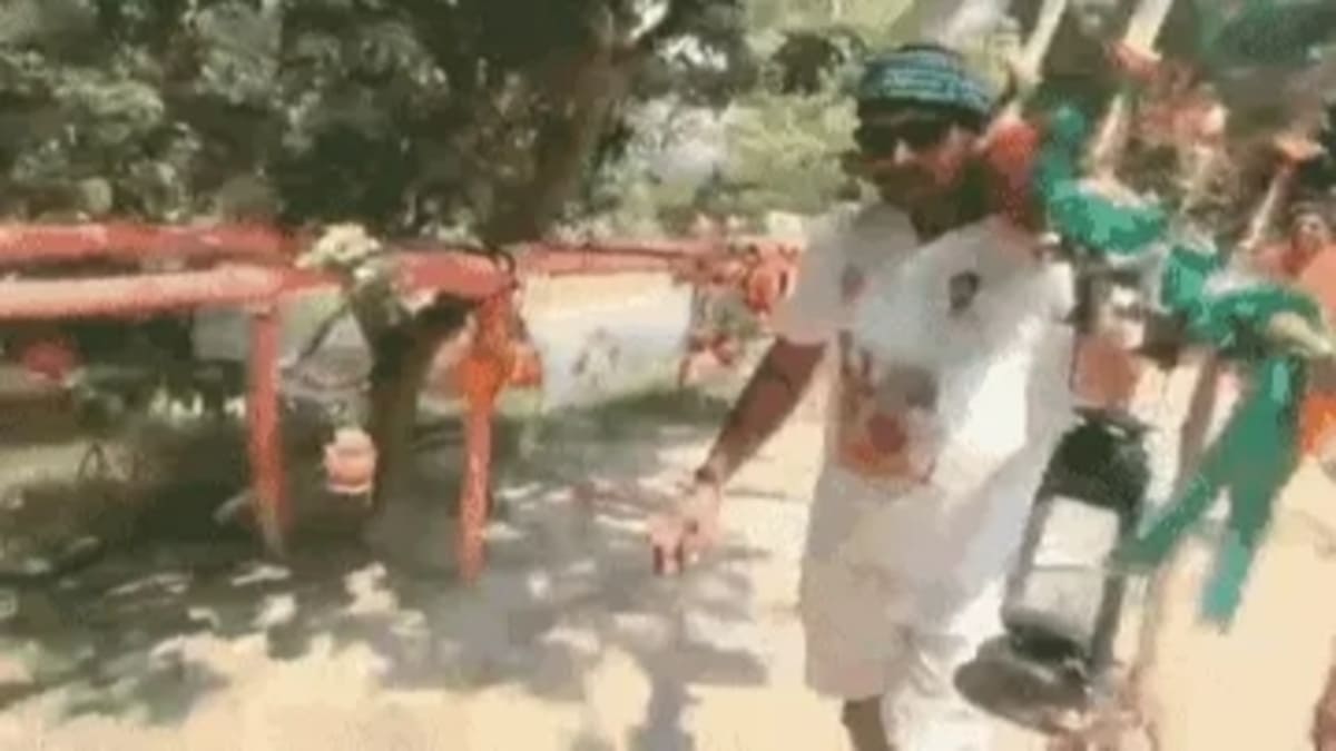 तेजस्वी सरकार और हर घर नौकरी का संकल्प, लालटेन लेकर देवघर के लिए पैदल निकला आरजेडी का अनोखा भक्त!