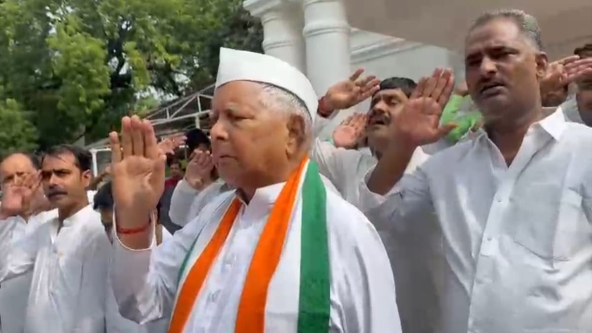 लालू यादव ने आवास पर किया झंडोत्तोलन, देशवासियों को दी स्वतंत्रता दिवस की शुभकामनाएं, कहा- वीरों के बलिदान को नमन