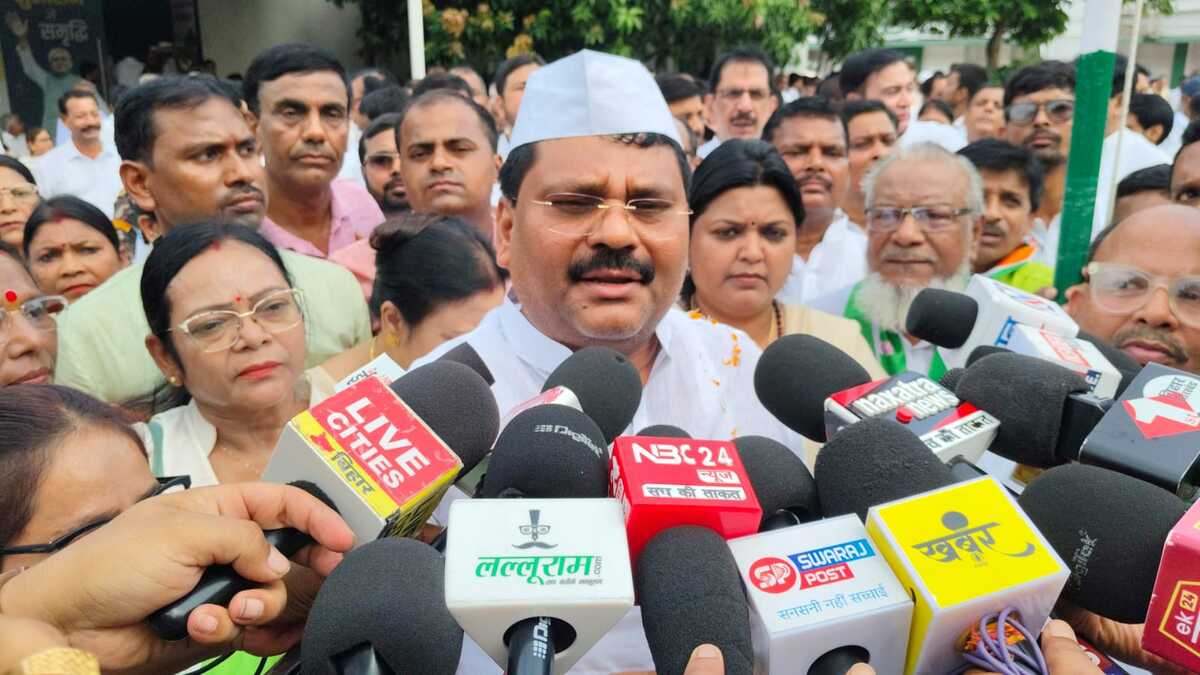 जदयू प्रदेश कार्यालय में उमेश कुशवाहा ने किया झंडोतोलन, राजद के राजभवन मार्च पर साधा तीखा निशाना