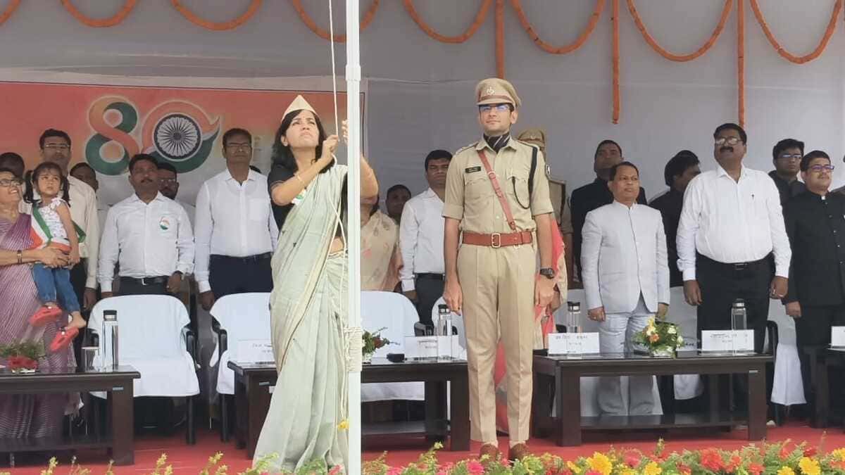 नालंदा में गूंजा देशभक्ति का नारा: सोगरा हाईस्कूल मैदान में डीएम उदिता सिंह ने शान से फहराया तिरंगा