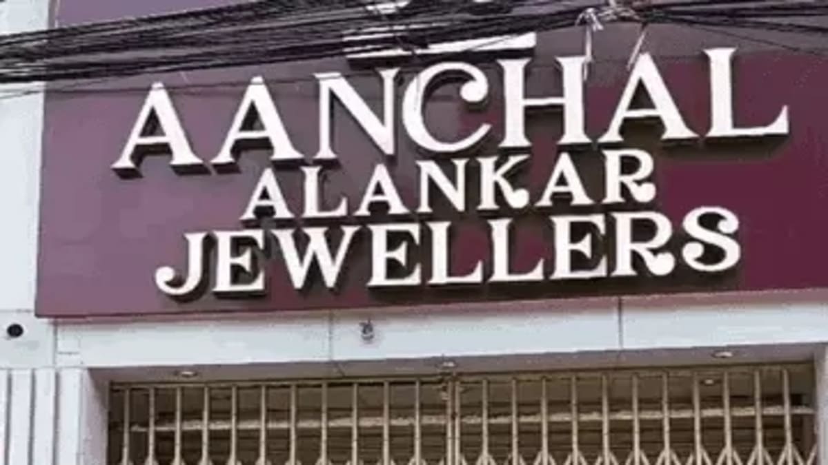 ज्वेलर्स के मालिक को बदमाशों ने मारी गोली, पेट में लगी बुलेट, पत्नी के साहस से छूटी पिस्टल