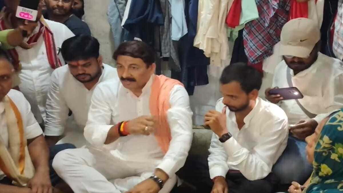 बिलौटी गांव पहुंचे मनोज तिवारी, भरत तिवारी के परिजनों से की मुलाकात, बहन ने बांधी राखी
