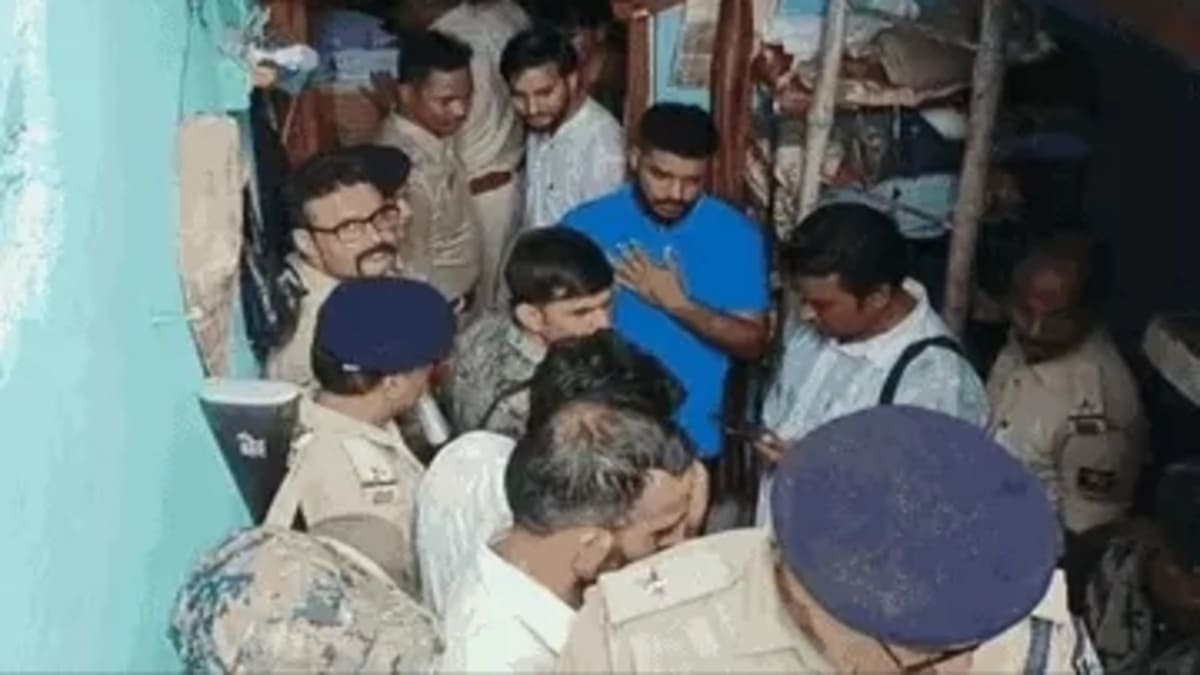 नवादा में बंद कमरे में मिला बुर्के में लटकी मां और दो मासूम बेटियों का शव, जांच में जुटी पुलिस