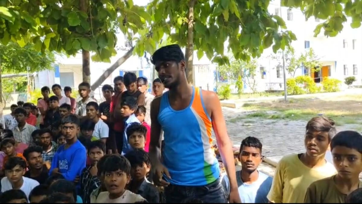सुगौली अंबेडकर छात्रावास में खराब भोजन को लेकर छात्रों का भारी हंगामा, एसडीओ ने की औचक जांच