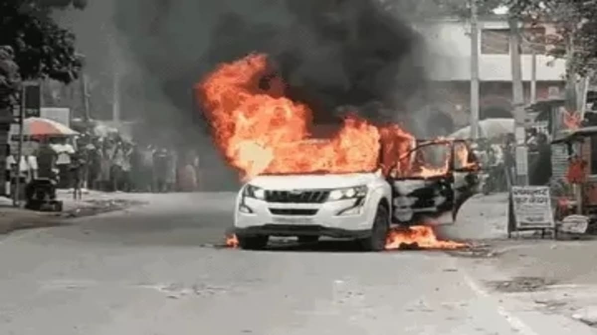 मुजफ्फरपुर में चलती XUV बनी आग का गोला, इंजन से धुआं निकलते ही कूदकर बचाई जान