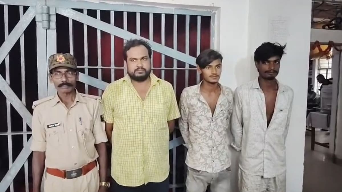 सहरसा में पुलिस ने की ताबड़तोड़ छापेमारी, चोरी की तीन बाइक के साथ तीन शातिर गिरफ्तार