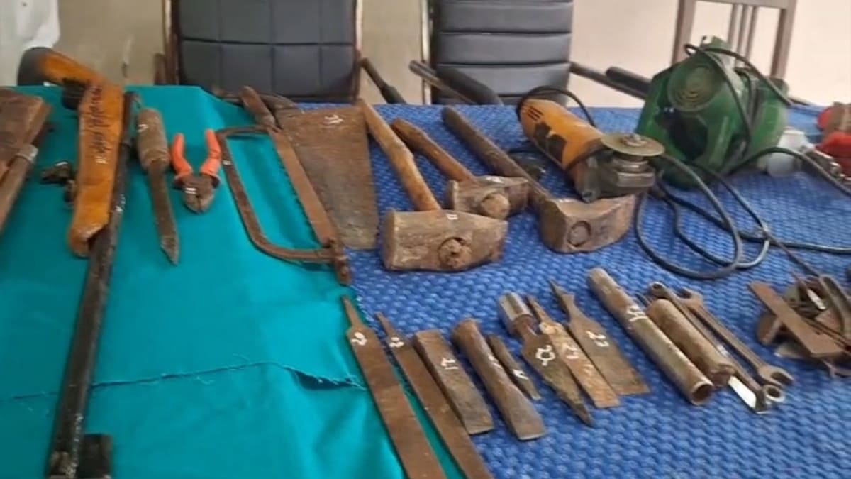 डिहरा गांव में मिनी गन फैक्ट्री का भंडाफोड़, लेथ मशीन और हथियारों का जखीरा बरामद, दो गिरफ्तार