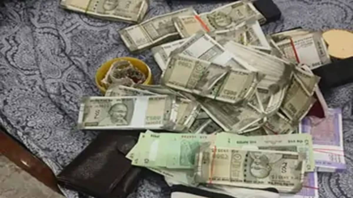बिहार ओपन स्कूलिंग एंड एग्जामिनेशन बोर्ड के डिप्टी डायरेक्टर के ठिकानों पर EOU की दबिश