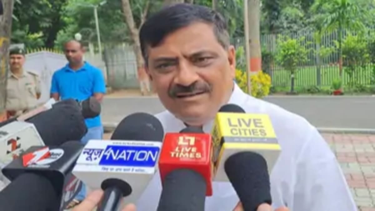 तेजस्वी के लोकभवन मार्च पर संजय झा तीखा हमला, गिरिराज ने चारा चोर का बेटा कहकर कसा तंज