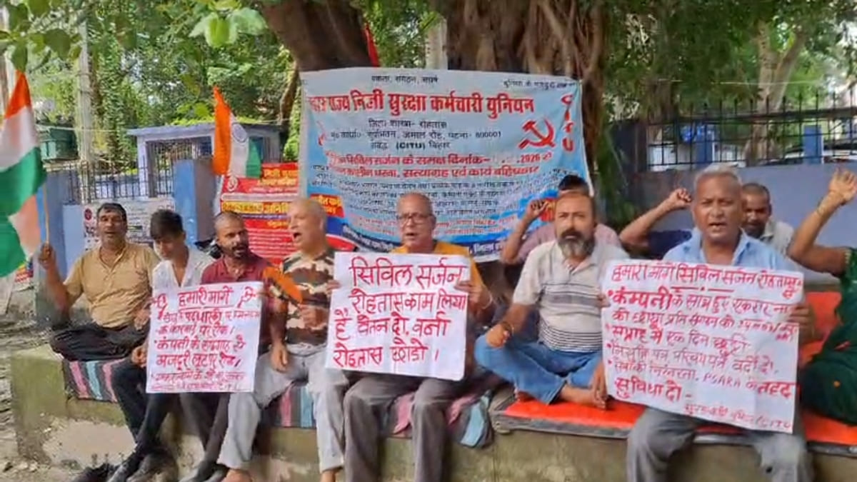 अस्पताल के सुरक्षा गार्डों का अनिश्चितकालीन धरना, मानदेय भुगतान और अवैध वसूली के खिलाफ फूटा गुस्सा