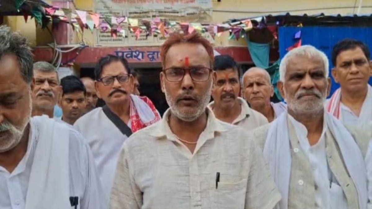 ​सासाराम में ई-निबंधन और पेपरलेस प्रणाली के खिलाफ दस्तावेज नवीशों का जोरदार प्रदर्शन