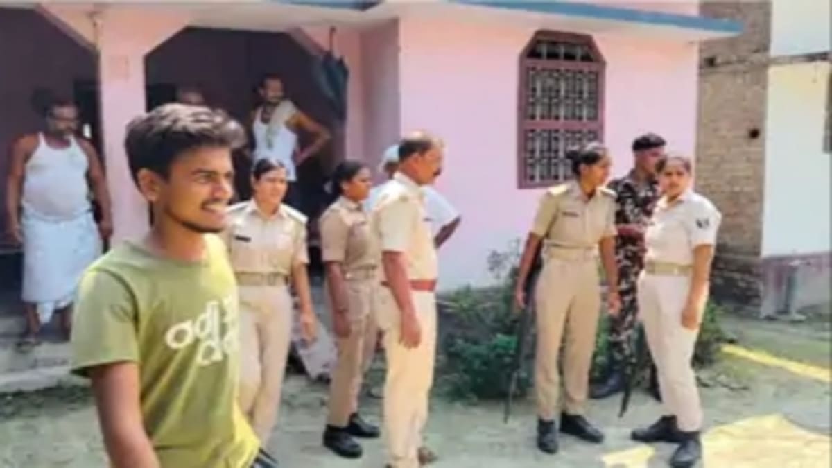 ​सोता रह गया गांव, लुट गए 12 घर, मुखिया के घर भी चोरों ने बोला धावा, लाखों की संपत्ति ले गए चोर