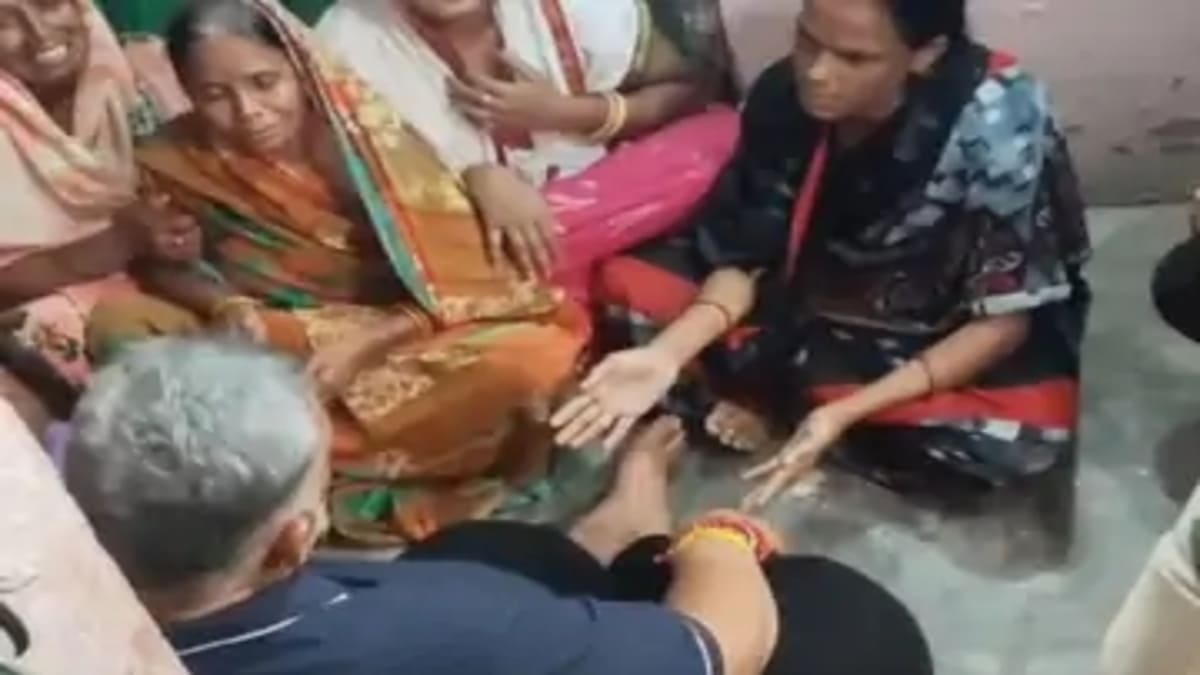 गोलू हत्याकांड: सांसद पप्पू यादव ने पीड़ित परिवार से की मुलाकात, जल्द गिरफ्तारी का दिया भरोसा