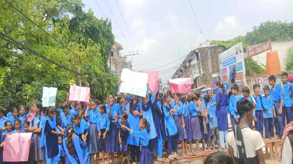 मुजफ्फरपुर में एमएसकेबी मध्य विद्यालय में चोरी से भड़कीं छात्राएं, सड़क जाम कर किया प्रदर्शन