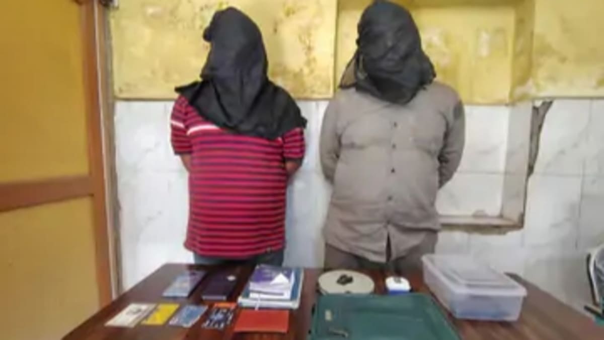 फ्लैट मालिक से रंगदारी मांगने वाले 2 बदमाश हथियारों के साथ गिरफ्तार