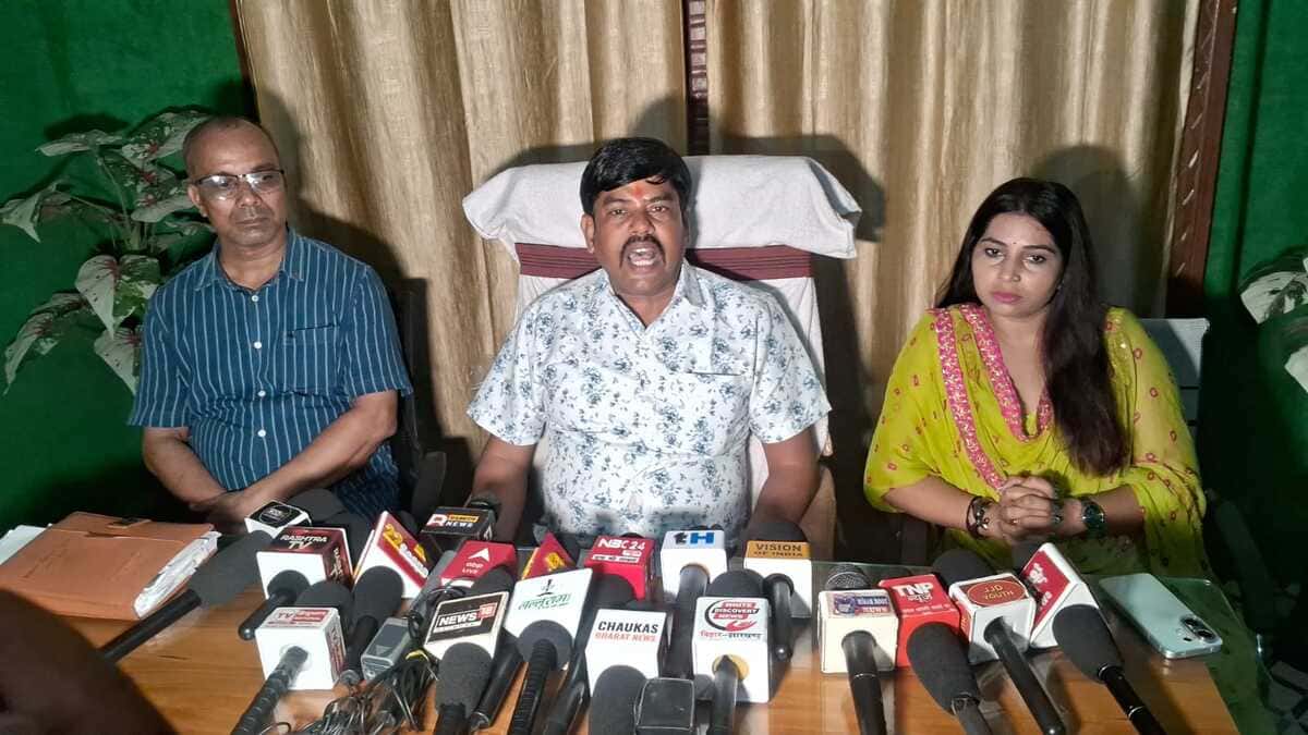 वारंटी को प्रशस्ति पत्र देने पर गरमाई राजनीति: डॉ. एल.बी. सिंह की शिकायत पर  DGP का एक्शन