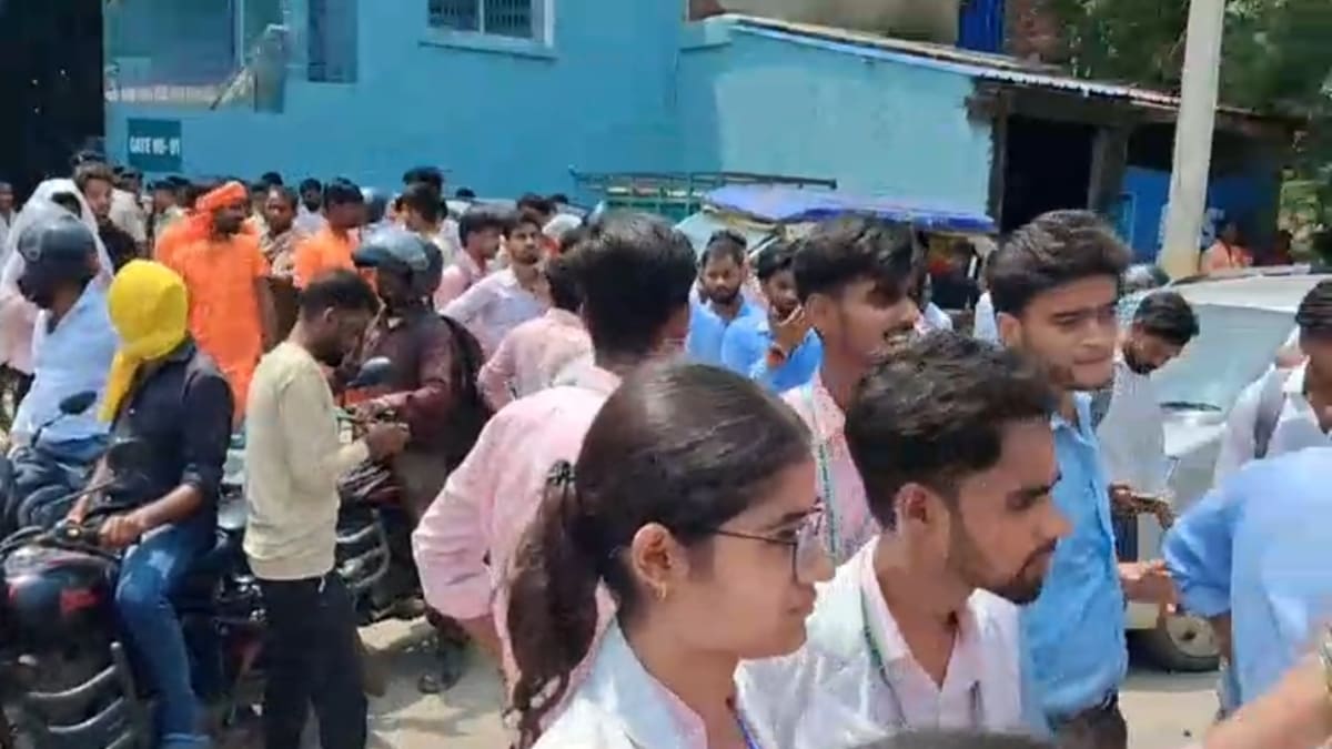 बीएससी नर्सिंग और बी फार्मा के खराब रिजल्ट पर छात्रों का हंगामा, यूनिवर्सिटी पर उठे सवाल