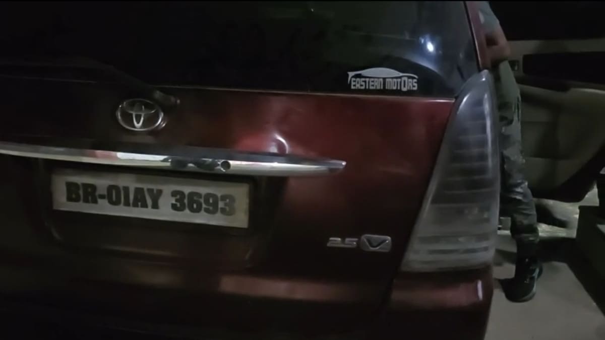 जमुई में मध्य निषेध विभाग की बड़ी कार्रवाई: टाटा इनोवा कार से 50 कार्टन विदेशी शराब बरामद, तस्कर फरार