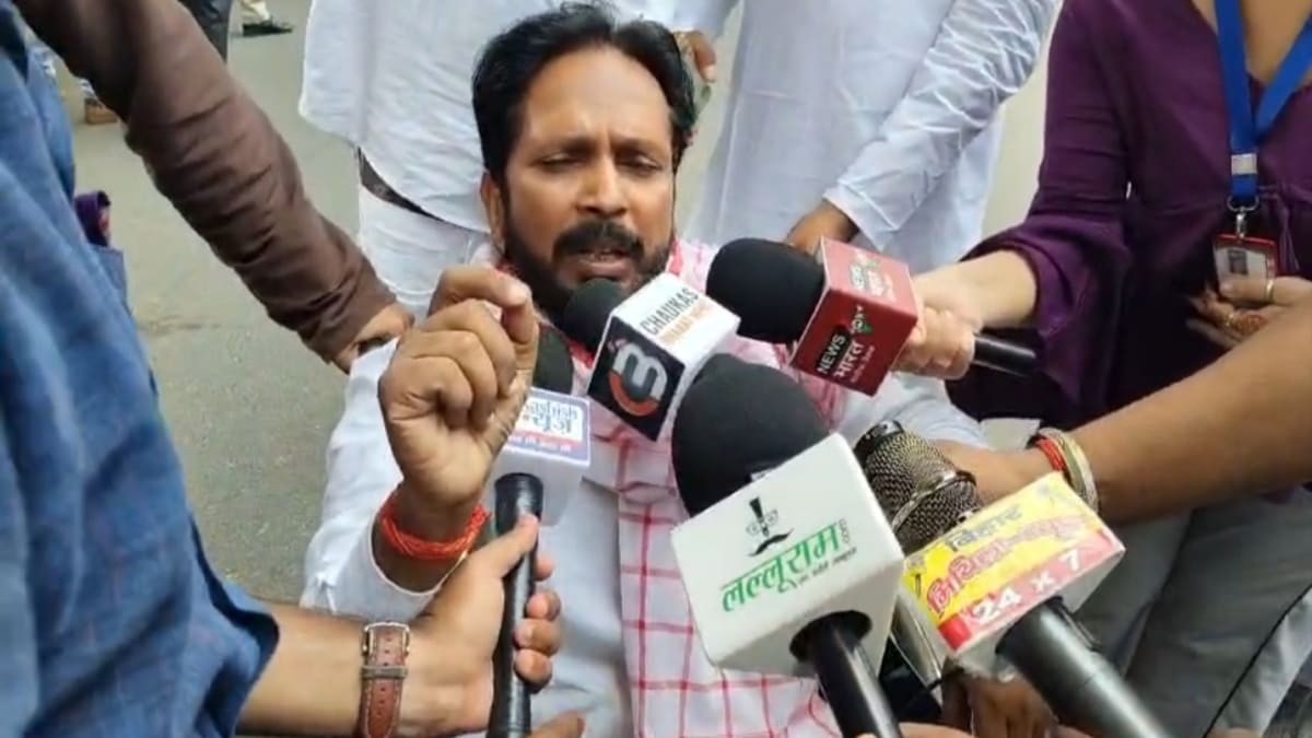 PHD धारकों का प्रदर्शन: व्हील चेयर पर अनशन पर बैठीं कुमुद पटेल, सरकार से मांग पूरी होने तक आंदोलन जारी रखने का ऐलान