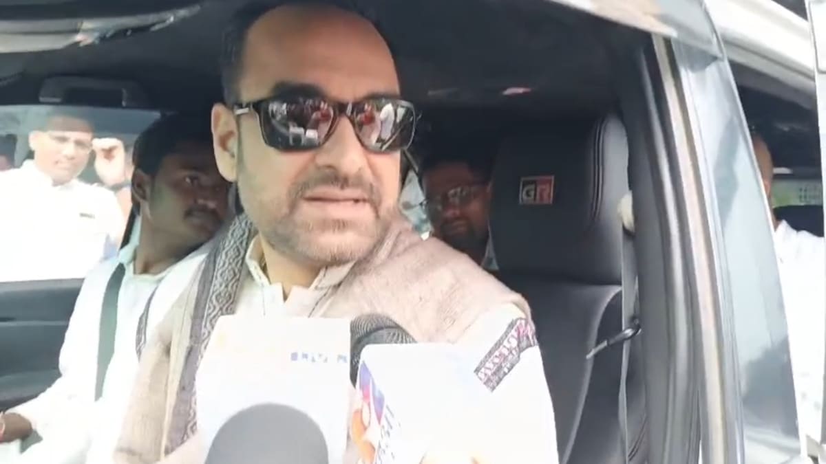 पटना पहुंचे कालीन भैया पंकज त्रिपाठी, अपनी सुपरहिट वेब सीरीज मिर्जापुर के प्रमोशन में जुटे