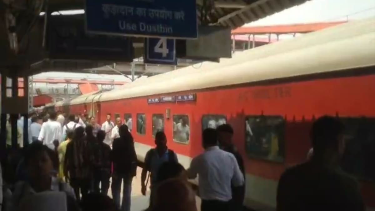 पटना जंक्शन पर रेलवे का एक्शन, एक ही कोच से दबोचे गए 40 से अधिक बिना टिकट यात्री