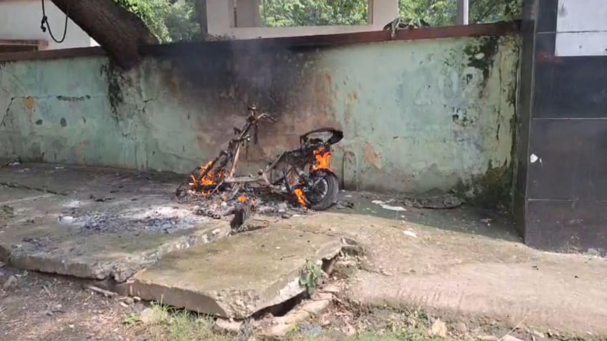 जमुई सर्किट हाउस के पास हादसा, खड़ी इलेक्ट्रिक स्कूटी में लगी अचानक आग, जलकर हुई राख