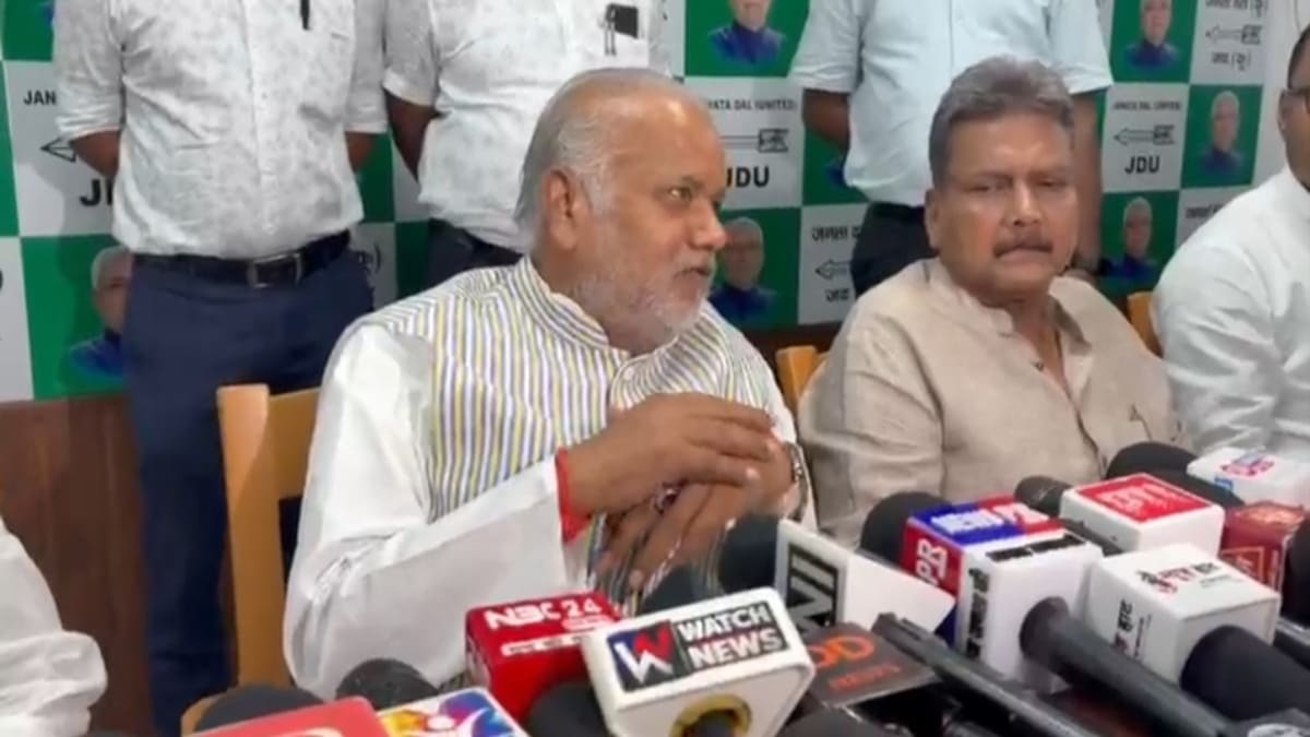 छात्रों को गुमराह करना बंद करें तेजस्वी! उपेंद्र कुशवाहा को लेकर भी ग्रामीण विकास मंत्री दे दिया बड़ा बयान