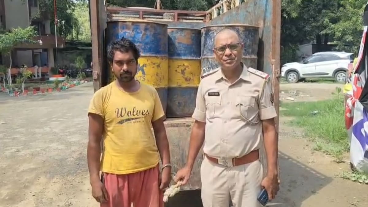 ​टैंकर से तेल कटिंग कर गांवों में खपा रहे थे जहर! पुलिस ने मारा छापा, 1989 लीटर फर्जी पेट्रोल बरामद