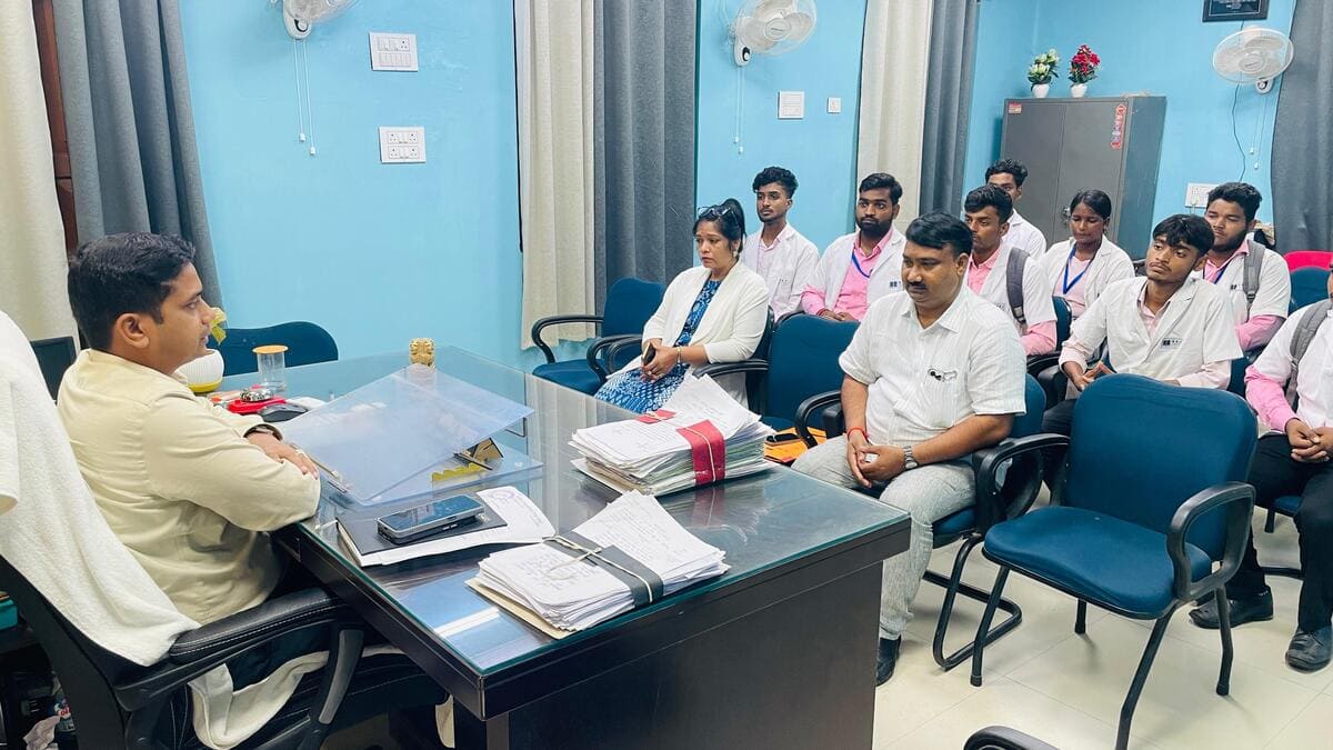 BSC नर्सिंग व बी फार्मा रिजल्ट विवाद पर गरमाया माहौल, एसडीएम की पहल से छात्रों की समस्याओं पर बनी सहमति