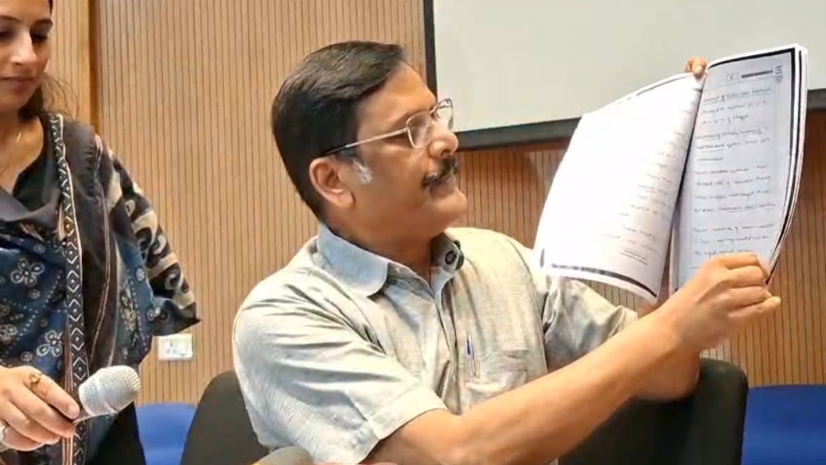 हाथी चले बाजार, वाले बयान पर घमासान, BPSC परीक्षा नियंत्रक के विवादित बोल पर भड़के छात्र, मुख्यमंत्री ने दिए कार्रवाई के निर्देश!