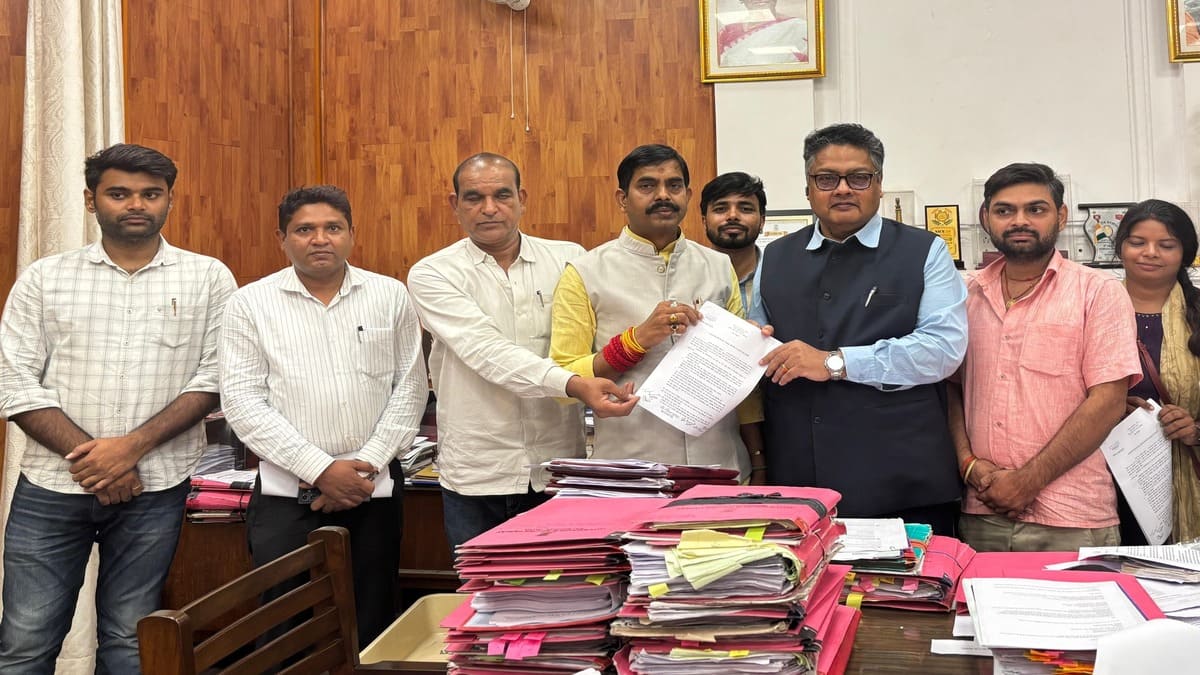 ​PhD होल्डर्स का 21 दिन से जारी अनशन समाप्त, राज्यपाल से मुलाकात के बाद 5 प्रमुख मांगों पर बनी सहमति