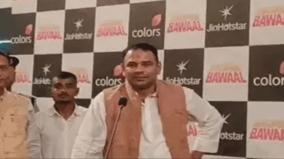 भोजपुरी बवाल के ग्रैंड फिनाले में राजनीतिक और फिल्मी दिग्गजों का जमावड़ा, पवन सिंह ने छुए लालू यादव के पैर