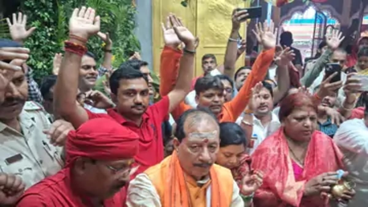 परिवार संग बाबा गरीबनाथ दरबार पहुंचे कृषि मंत्री विजय कुमार सिन्हा, किया जलाभिषेक