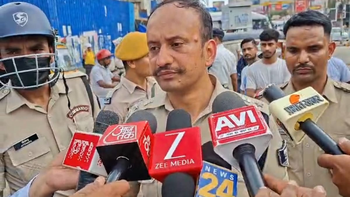पटना डाकबंगला चौराहा प्रदर्शन, पुलिस और प्रदर्शनकारियों के बीच झड़प, बैरिकेडिंग टूटी और कई घायल