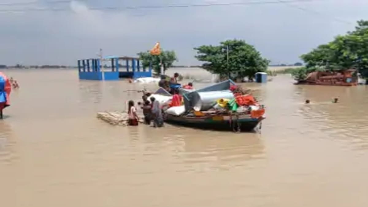 मोकामा के जंजीरा दियारा में बाढ़ का कहर, एक हजार से अधिक लोग बेघर, 200 बच्चों की पढ़ाई ठप