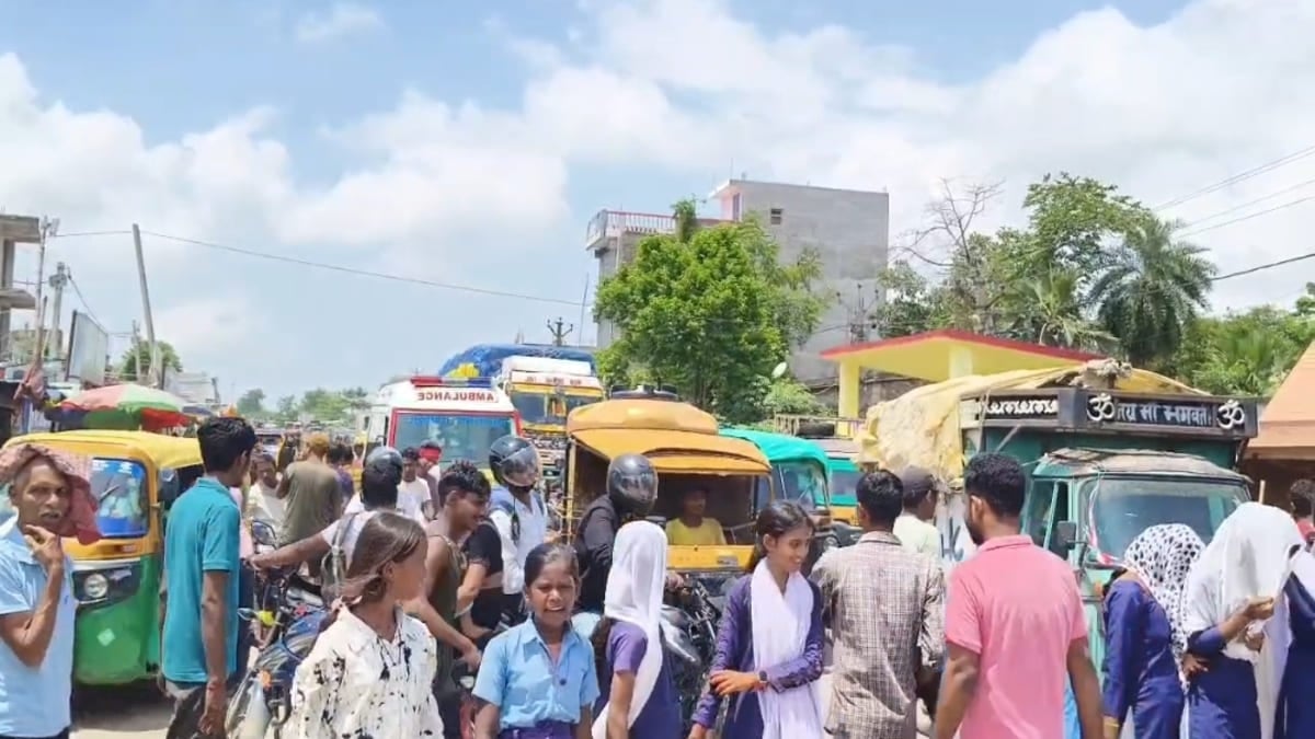 छात्रों का फूटा गुस्सा, नशे के कारोबार और बदहाली के खिलाफ बलुआहा बाजार में किया सड़क जाम