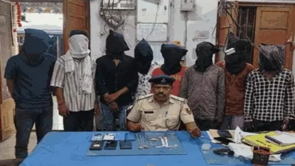 पटना जंक्शन पर चोर गिरोह बेनकाब: रेल पुलिस ने 8 आरोपियों को 7 मोबाइल और चांदी के जेवरों के साथ किया गिरफ्तार