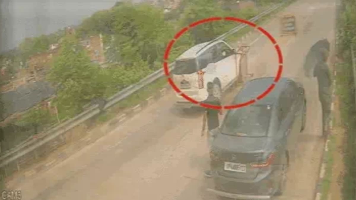 बक्सर में शराब तस्करों ने गाड़ी से उड़ाई बैरिकेडिंग, पुलिसकर्मियों को कुचलने की कोशिश