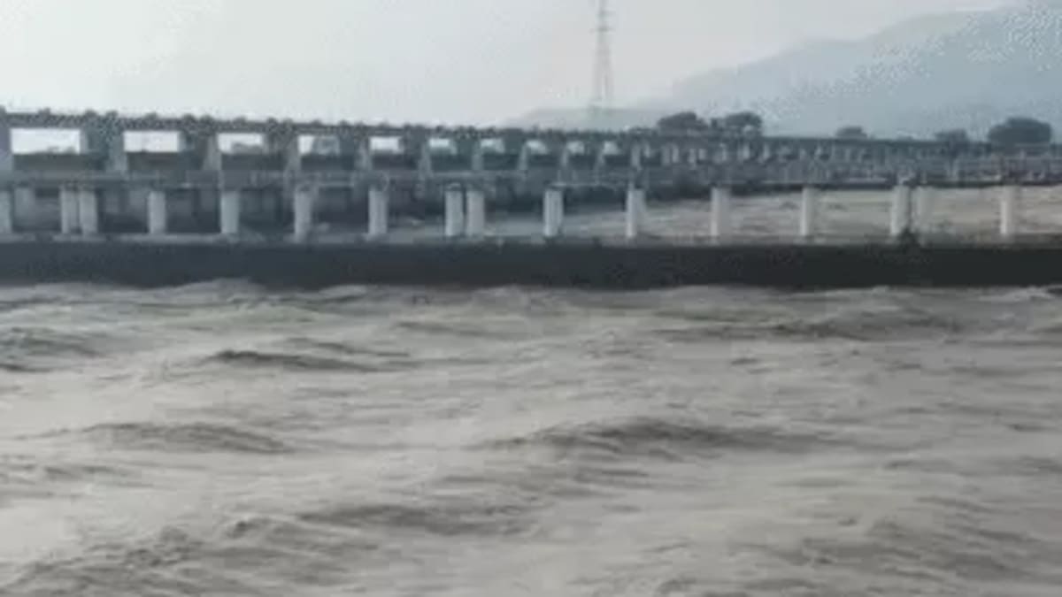 नेपाल में तबाही और बिहार में हाई अलर्ट, गंडक बराज के सभी 36 गेट खुले, अमित शाह ने CM सम्राट से की बात