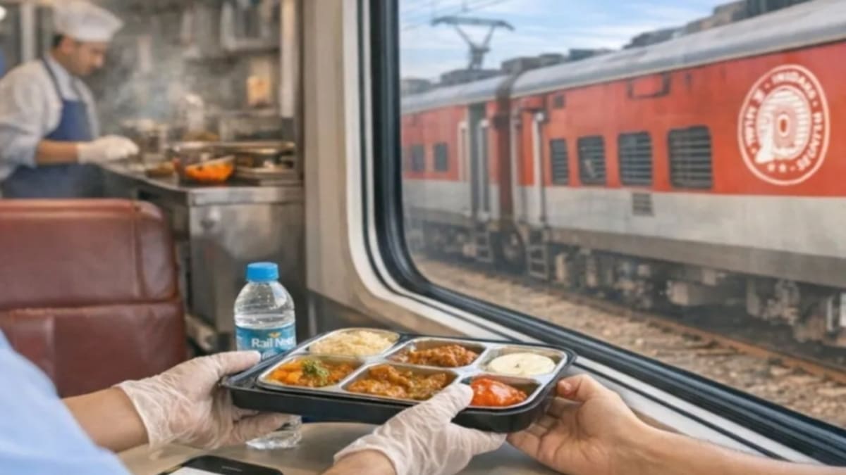 IRCTC Kitchens Under Watch: पेंट्री कार और बेस किचन में लगे कैमरे, लाइव मॉनिटरिंग से सुधरेगी रेलवे कैटरिंग