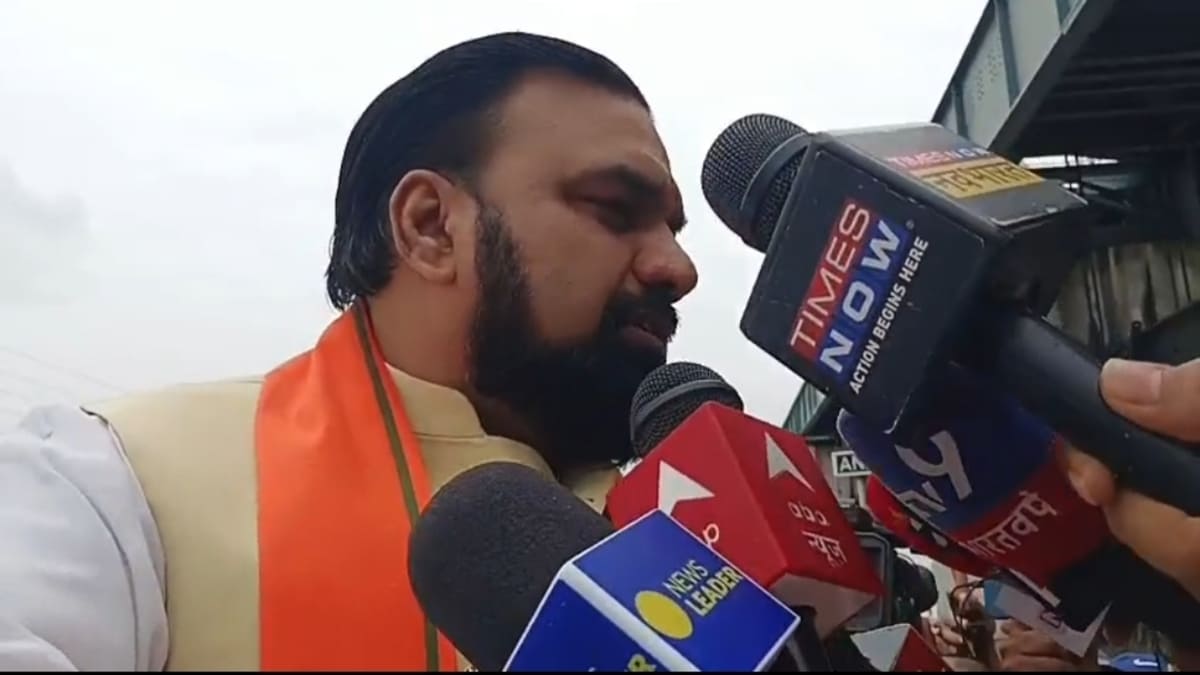 वाल्मीकि नगर पहुंचे सीएम सम्राट, अधिकारियों के साथ की समीक्षा बैठक, कहा- स्थिति नियंत्रण में और घबराने की कोई जरूरत नहीं