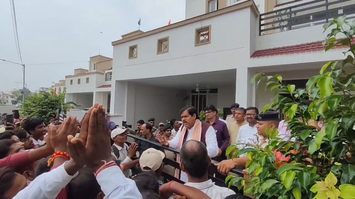 गर्दनीबाग धरना स्थल से शिक्षा मंत्री के आवास तक गरमाया माहौल, सैकड़ों छात्रों ने डाला डेरा