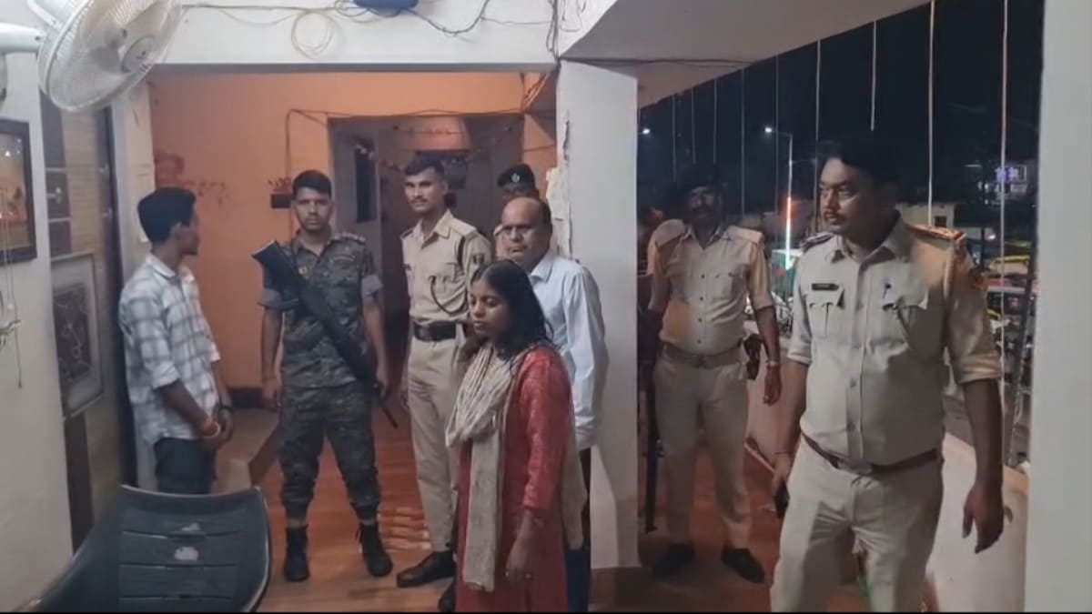 सासाराम के आशीर्वाद होटल में चल रहे देह व्यापार पर पुलिस का छापा, संचालक समेत 3 गिरफ्तार